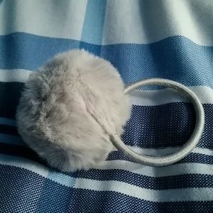 Pale gray faux fur pom-pom zipper pull/hair tie